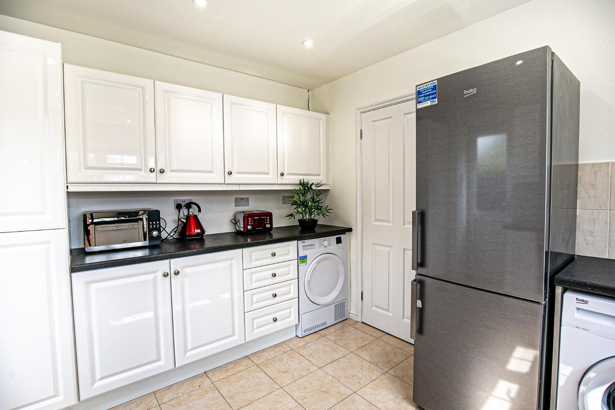 Holiday home For Families And Contractors With Private Parking Milton Keynes