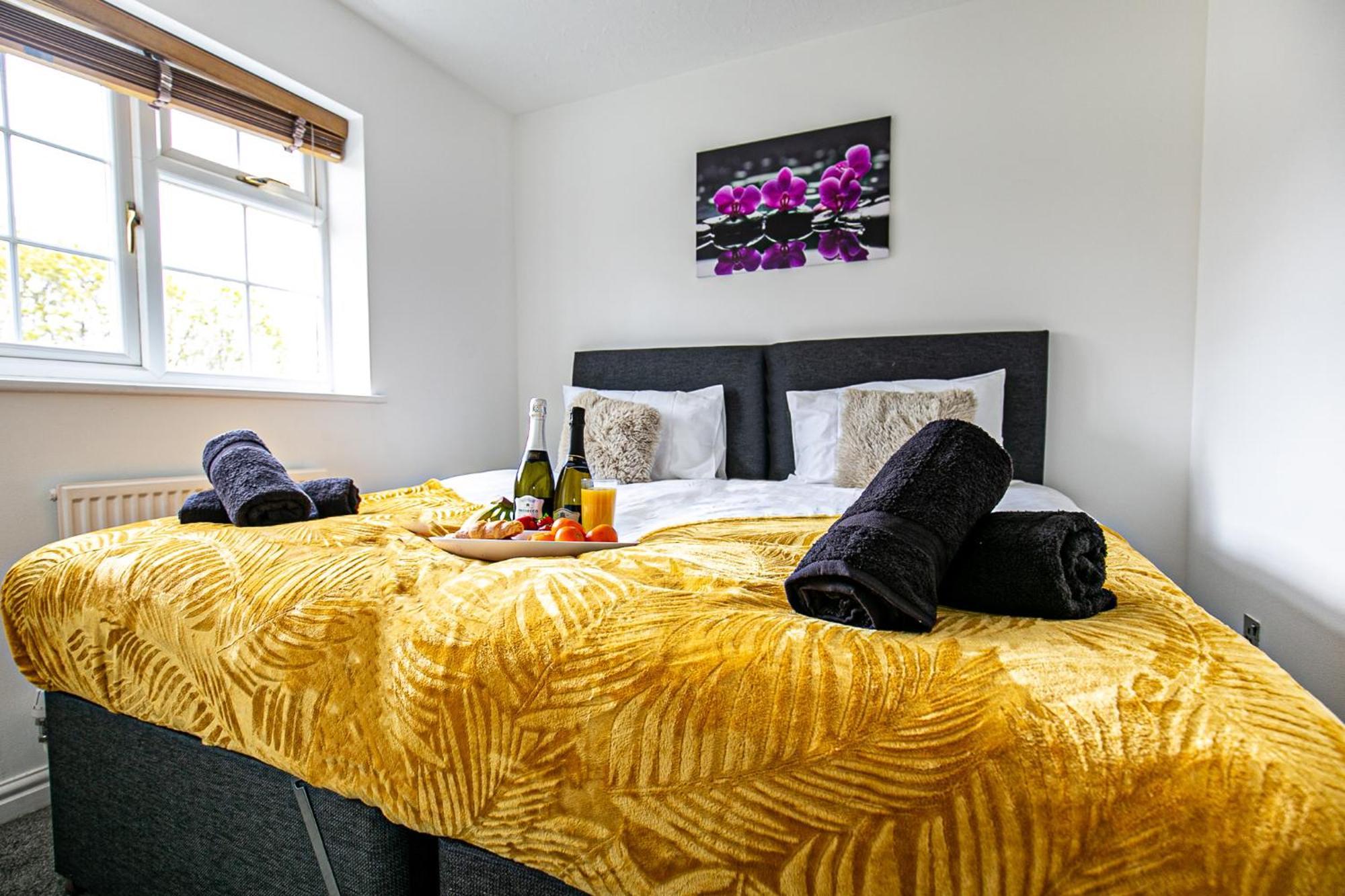 Holiday home For Families And Contractors With Private Parking Milton Keynes